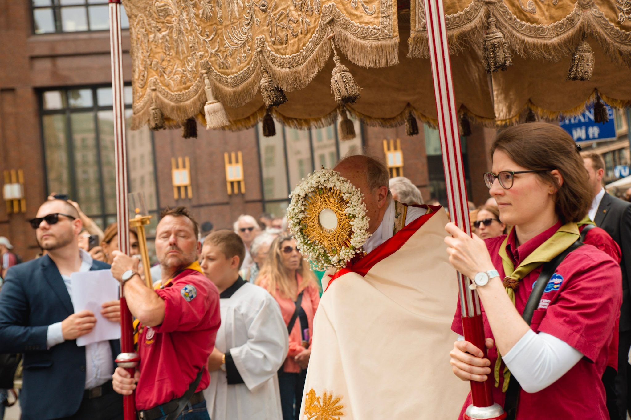 Corpus Christi procession in Vienna with Bishop Schönborn, Bishop carries the Blessed Sacrament under a golden canopy through the crowd