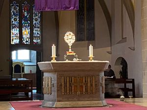 Monstranz auf Altar